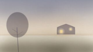 夕暮れの庭の木のそばから、家の窓明かりを見ている水彩イラスト